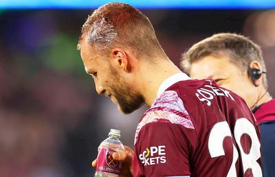 Sperietură în West Ham - Manchester United: s-au lovit la cap, dar au continuat jocul, după 7 minute de îngrijiri medicale