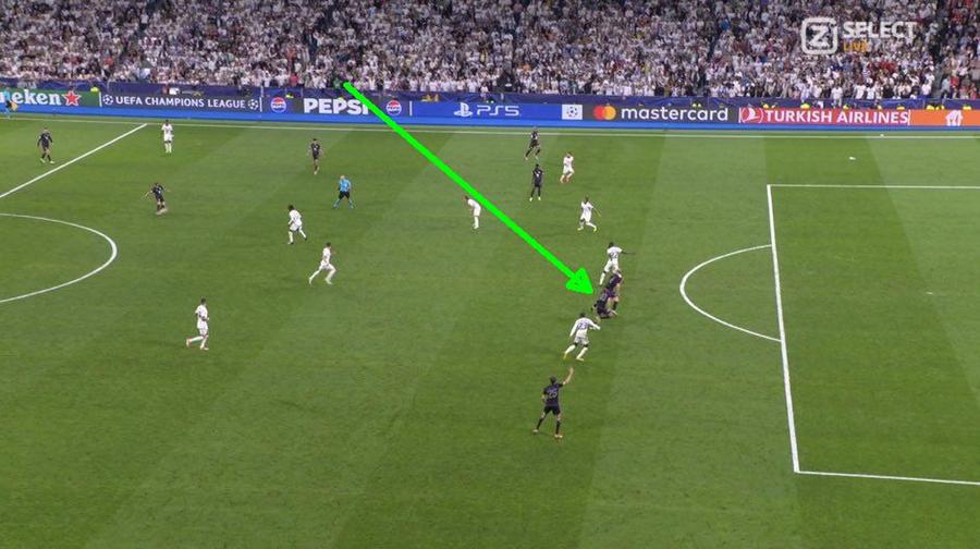 Asistentul indică ofsaid la Mazraoui (indicat cu săgeata) S-a terminat meciul, începe scandalul! Bayern acuză faza din prelungiri: arbitrul asistent NU a respectat procedura » Specialistul Marca: „Gol anulat ERONAT!”