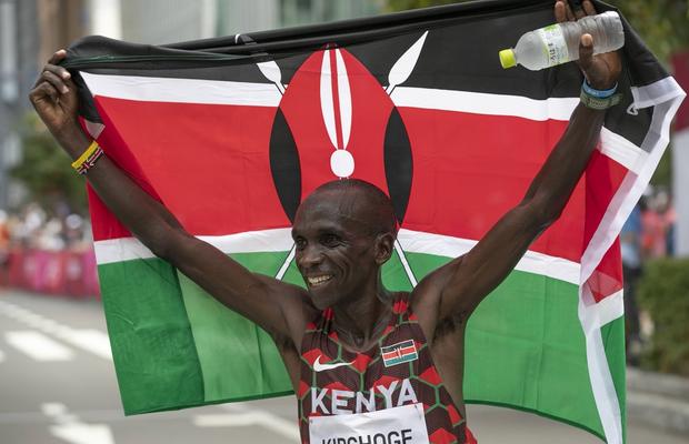 Eliud Kipchoge, dublu campion olimpic la maraton, a povestit în lacrimi cum a căzut victimă a abuzului online: „Am primit o mulțime de mesaje oribile”