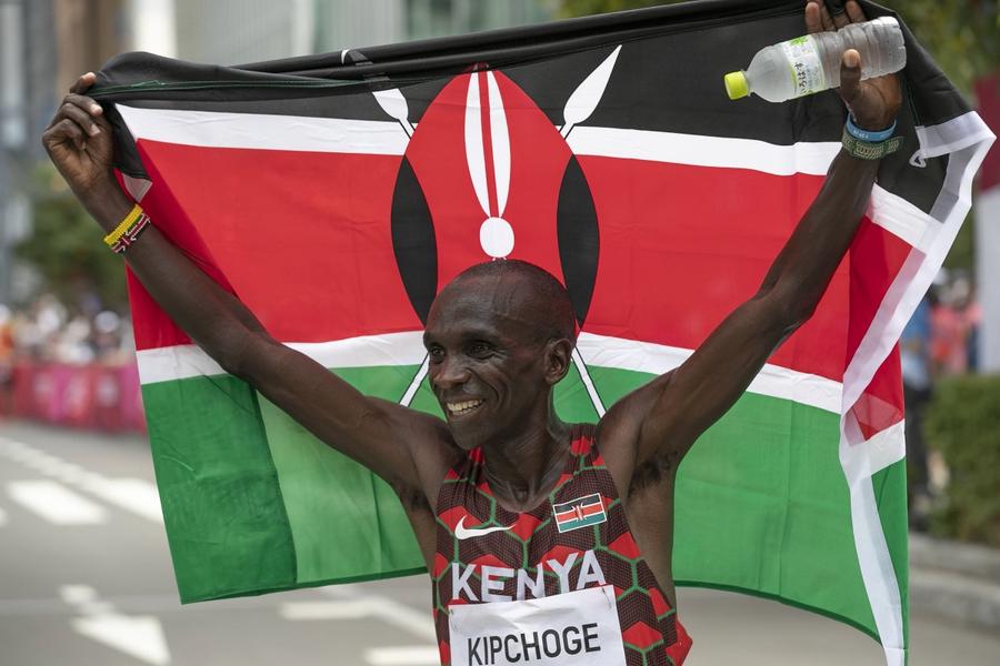 Eliud Kipchoge la finalul cursei din 2021 de la Tokyo FOTO Imago Images Eliud Kipchoge, dublu campion olimpic la maraton, are o nouă misiune: să facă viața mai bună oamenilor