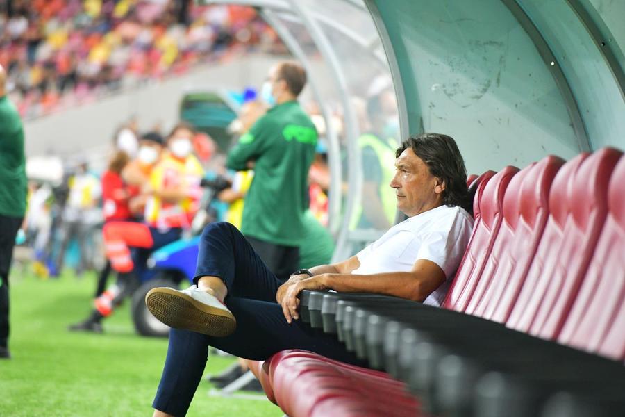 Dario Bonetti a stat doar 8 etape pe banca lui Dinamo în ultimul mandat, în sezonul 2021/22. Înfrângerea cu FCSB, 0-6, i-a fost fatală. Foto: GSP Dario Bonetti, interviu „fără rezerve” în săptămâna în care Dinamo poate retrograda: „Conducerea se ascunde în spatele problemei banilor!”