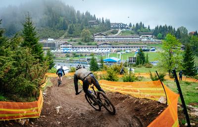 Capitala europeană a ciclismului off-road s-a mutat la Cheile Grădiștei » Au început Campionatele Europene de Mountain Bike