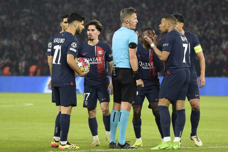 Daniele Orsato a luat decizii bune în toate fazele controversate în PSG - Dortmund 0-1 / Foto: Imago Cel mai bătrân arbitru de top din lume a început să plângă la finalul meciului de la Paris » Motivul a fost dezvăluit de presa italiană
