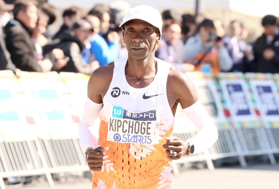 Eliud Kipchoge în timpul maratonului de ala Tokyo în 2024 FOTO Imago Images Eliud Kipchoge, dublu campion olimpic la maraton, a povestit în lacrimi cum a căzut victimă a abuzului online: „Am primit o mulțime de mesaje oribile”