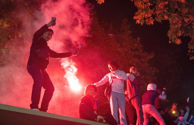Haos la Paris, după calificarea lui PSG în finala Ligii Campionilor » O mașină a intrat în 3 persoane, alta a fost incendiată + 43 de fani, arestați