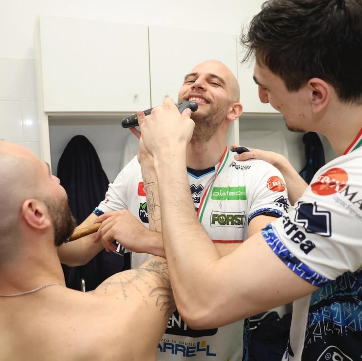 Bela Bartha, bărbierit în vestiar după titlul câștigat de Trentino/Foto: Marco Trabalza (Trentino Volley)