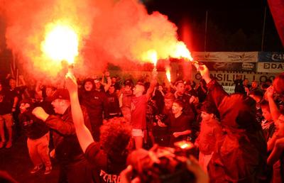 A pornit sărbătoarea la Mioveni, după promovarea celor de la FC Argeș » Fanii au invadat terenul, primarul a intrat și el pe gazon: cele mai tari imagini surprinse de GSP