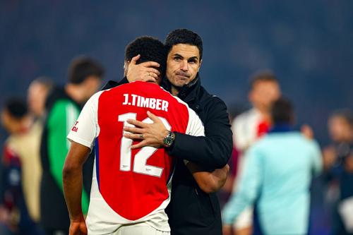 Mikel Arteta își consolează jucătorii / Foto: Imago