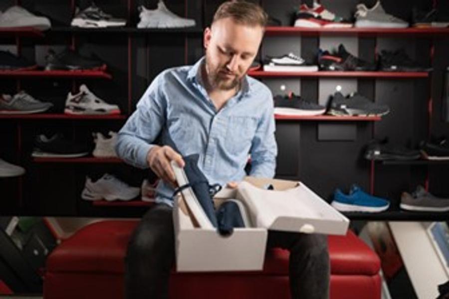 Cum să alegi încălțămintea potrivită pentru magazinul tău: Papuci și adidași en-gros