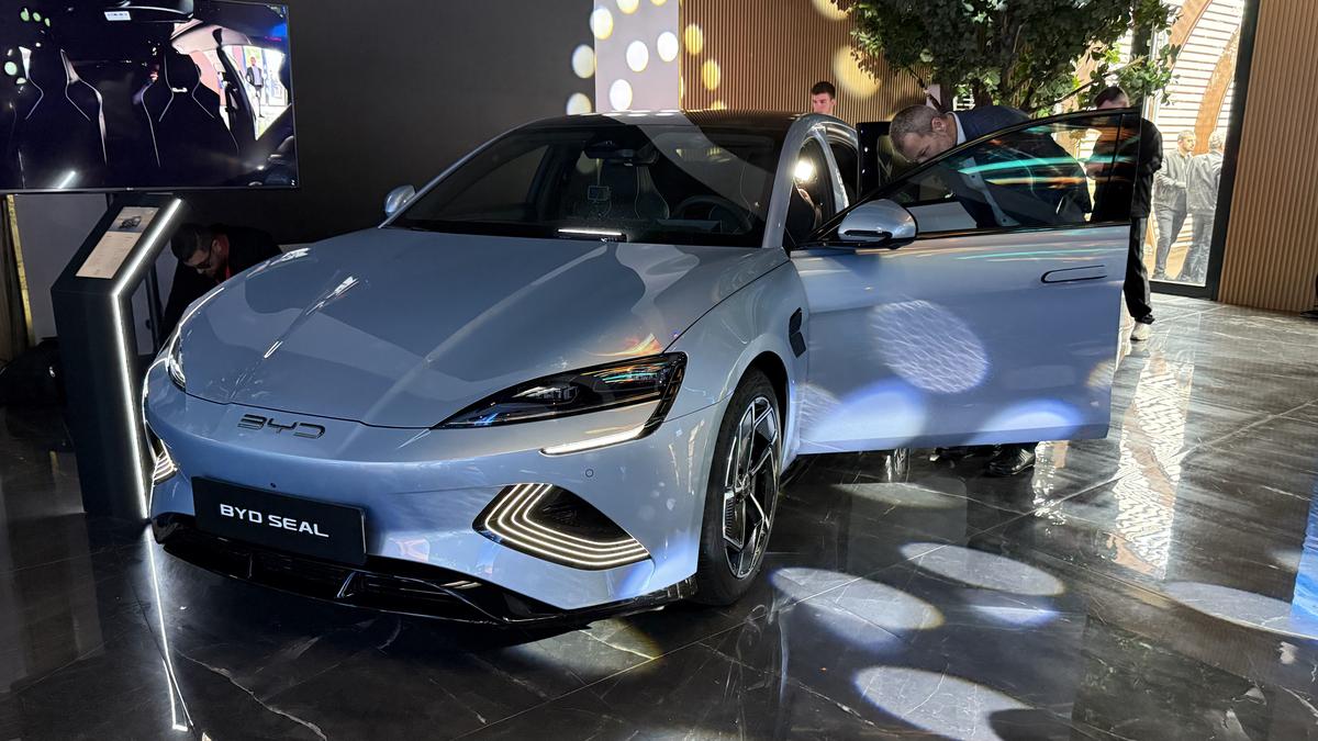 Liderul mondial în producția de automobile electrice s-a lansat oficial în România: două modele prin care vor să ia cu asalt piața auto internă