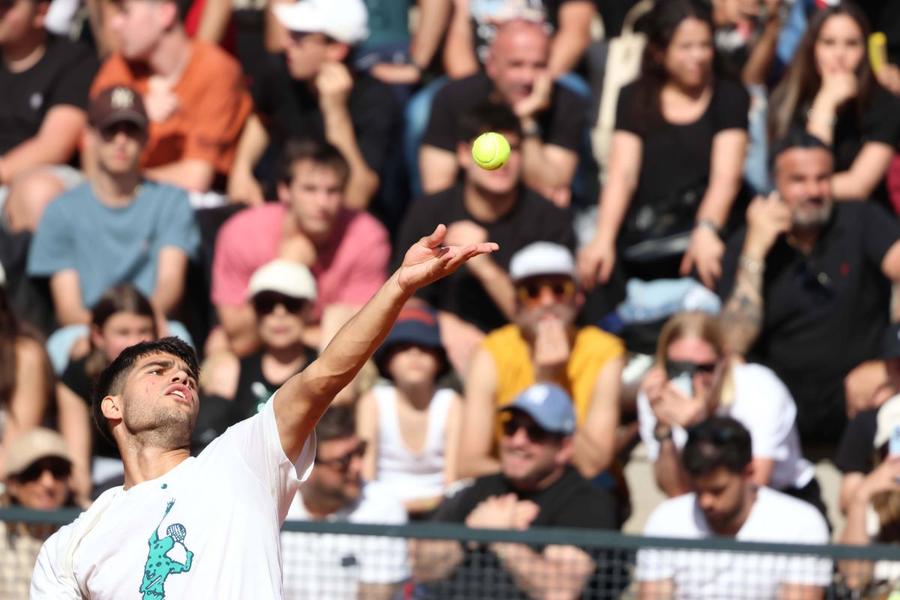 Carlos Alcaraz, antrenament la Roma cu tribunele pline Foto: Imago Images Carlos Alcaraz salută revenirea lui Jannik Sinner în circuit: „Sunt foarte fericit, sper să ne întâlnim în finală”
