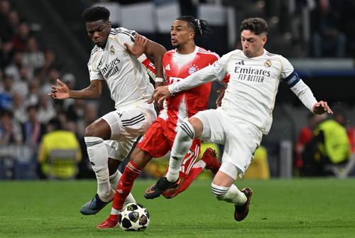 Aurelien Tchouameni (stânga) și Federico Valverde, în duel cu bavarezul Michael Olise în Real - Bayern (1-2) / Foto: Imago