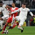 Aurelien Tchouameni (stânga) și Federico Valverde, în duel cu bavarezul Michael Olise în Real - Bayern (1-2) / Foto: Imago