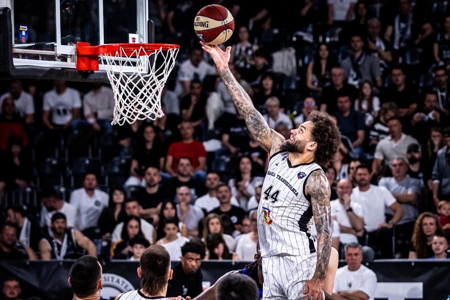 Jeffery Taylor, în duelul cu Buducnost/Foto: aba-liga.com U-BT Cluj-Napoca obține o victorie uriașă în BTarena și visează în continuare la semifinalele Ligii Adriatice