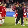 Vincent Kompany își consolează jucătorii după eliminarea din Ligă, în fața lui PSG / Foto: Imago