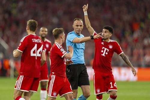 Jucătorii lui Bayern protestează în fața arbitrului Joao Pinheiro / Foto: Imago