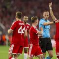 Jucătorii lui Bayern protestează în fața arbitrului Joao Pinheiro / Foto: Imago