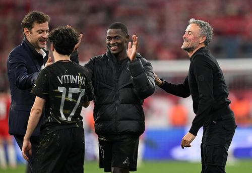 Antrenorul Luis Enrique își felicită jucătorii după remiza de la Munchen cu Bayern (1-1), care a dus-o din nou pe PSG în finala Champions League / Foto: X Le Parisien