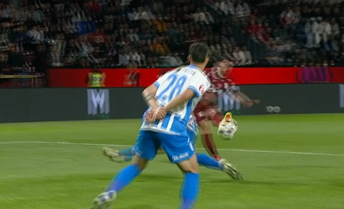UniVARsitatea! » Faza controversată de la CFR Cluj - Craiova: ardelenii au cerut penalty, dar a fost anulat pentru un ofsaid greu observabil
