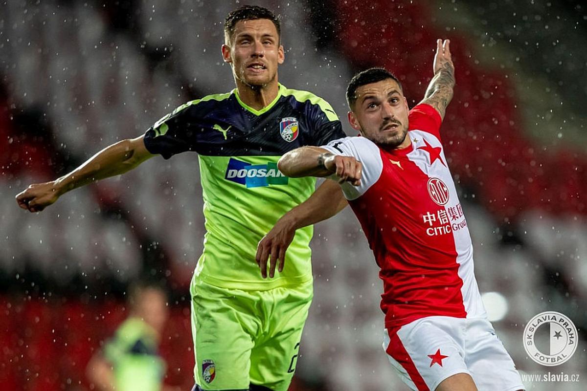 FOTO Cehii au uitat de pandemie! Slavia Praga, sărbătoare cu fanii în fața stadionului » Nicolae Stanciu, apreciat de antrenor