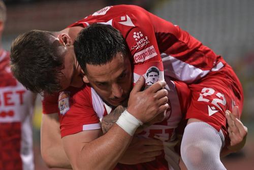 Suporterii care conduc Dinamo plănuiesc o nouă reorganizare, cu scopul de a mai scăpa de datorii. Ar avea de pierdut jucătorii și conducătorii neplătiți de luni bune.