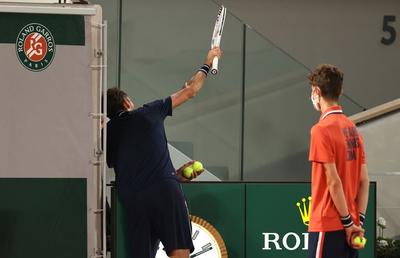 Daniil Medvedev și-a bătut joc de serviciul decisiv al „sfertului” cu Stefanos Tsitsipas » Grecul e în semifinalele Roland Garros 2021!