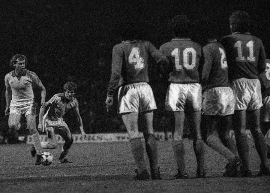 Ilie Balaci îi pasează lui Laszlo Boloni, care a catapultat balonul în plasa lui Zoff, la marea victorie din 1983, cu campioana mondială Italia „Doctoratul” lui Mircea Lucescu în antrenorat: „Meciul cu Italia a fost o capodoperă” » Cum a învins „Il Luce” campioana mondială