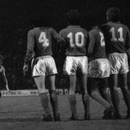 Ilie Balaci îi pasează lui Laszlo Boloni, care a catapultat balonul în plasa lui Zoff, la marea victorie din 1983, cu campioana mondială Italia