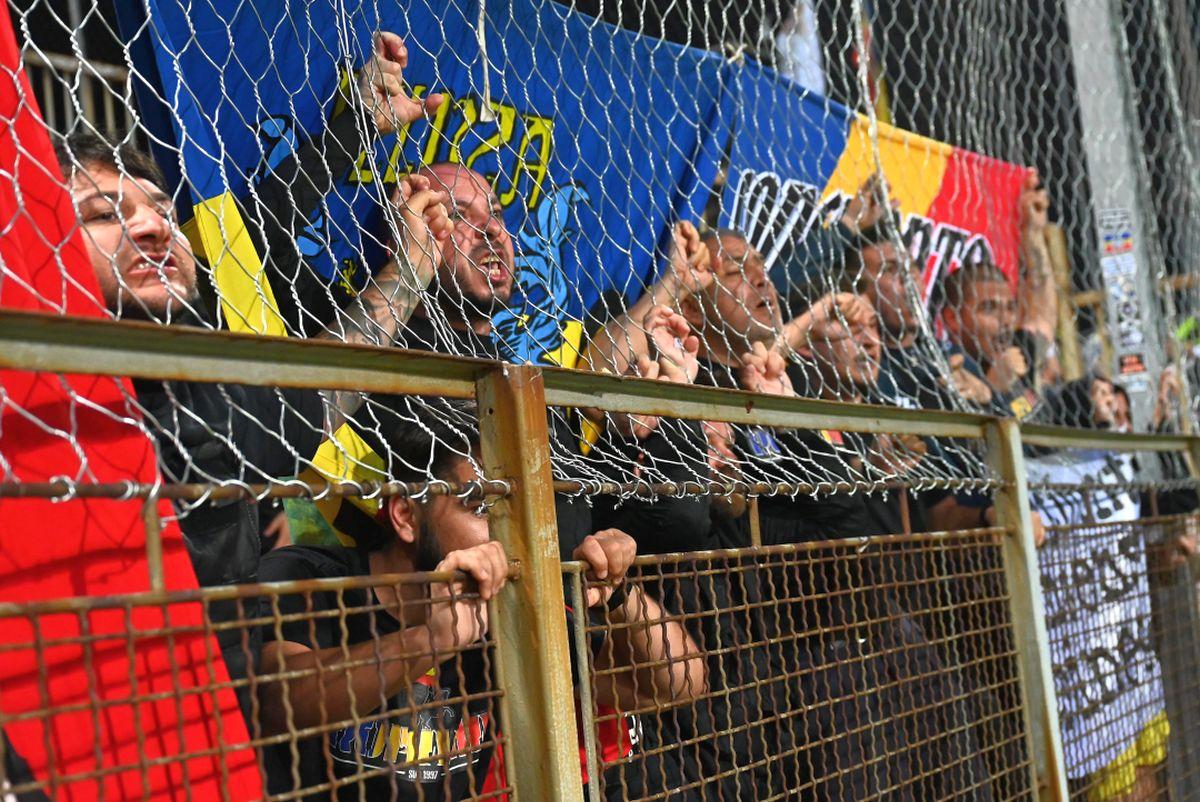 Ei le-au cerut socoteală „tricolorilor” după meci  » Cine sunt ultrașii români care au făcut scandal în Bosnia