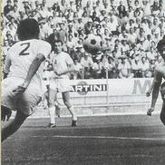 Faza de joc din meciul cu Cehoslovacia, la CM '70, cu Mircea Lucescu periculos, în careul lui Vencel