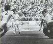 Faza de joc din meciul cu Cehoslovacia, la CM '70, cu Mircea Lucescu periculos, în careul lui Vencel