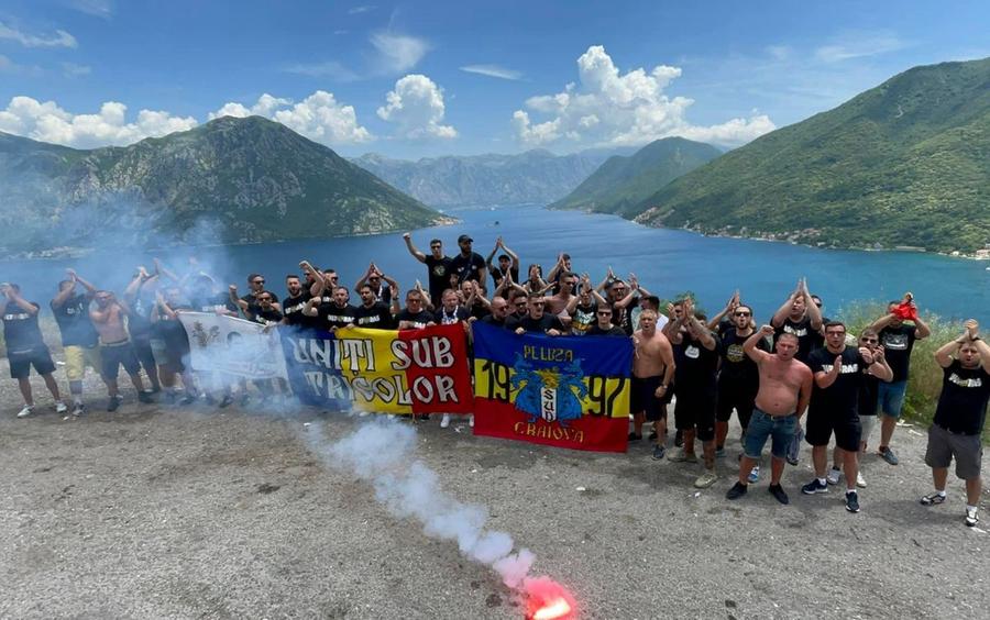 „Uniți sub Tricolor” și Peluza Sud 1997, în drum spre Bosnia / Sursă foto: Facebook@ Uniți sub Tricolor Ei le-au cerut socoteală „tricolorilor” după meci » Cine sunt ultrașii români care au făcut scandal în Bosnia