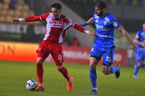 Andrei Pițian, dreapta, împotriva lui Dinamo
Foto: Imago