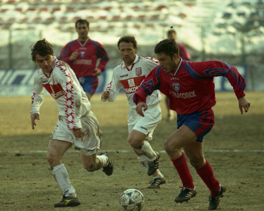 Adrian Ilie (dreapta), fotbalist de mare calibru, nu a jucat mult în tricoul roșu - albastru, dar a lăsat amintiri puternice Steaua nu e numai una