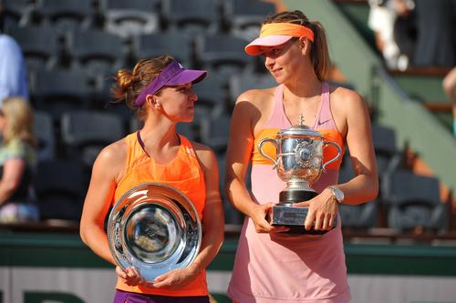 Simona Halep și Maria Sharapova cu trofeele de Roland Garros în 2014 FOTO Imago Images