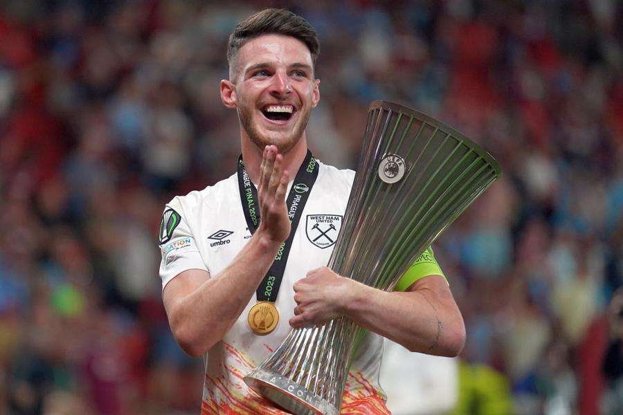 Declan Rice, căpitanul lui West Ham, a bătut palma cu Arsenal. Jucătorul e crescut însă de Chelsea. Foto: Imago Images Român care a lucrat în ultimii 2 ani în academia lui Chelsea: „Importul de antrenori tineri străini e singura șansă pentru cluburile din România să se dezvolte și să crească jucători buni”