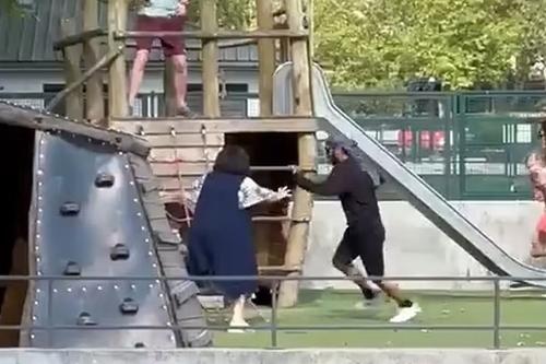 Momentul în care atacatorul sirian acționează în parcul din Franța