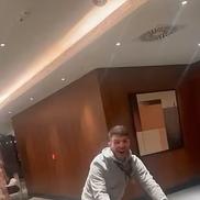 Declan Rice, pe holul hotelului din Praga