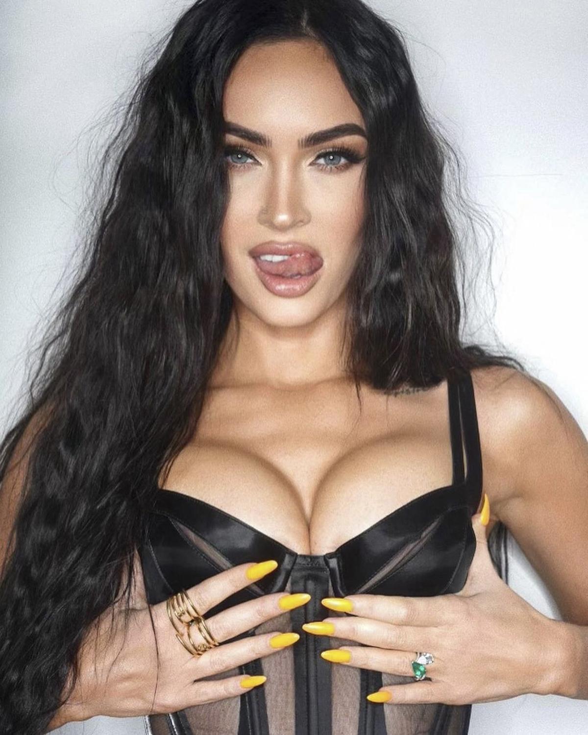 Megan Fox a uimit cu apariția ei » Cea mai sexy suporteră a lui Man United a pozat într-un costum de baie minuscul: „Doamne, arăți perfect!”