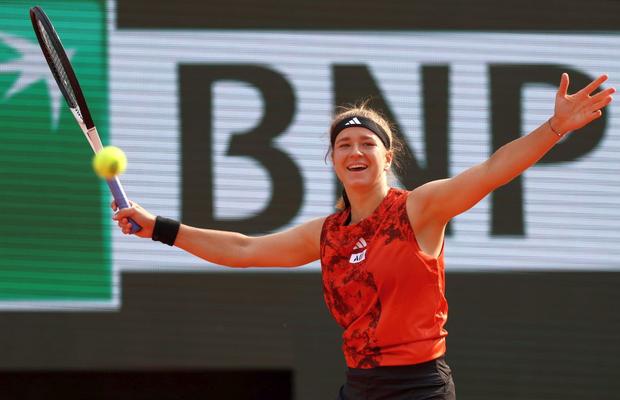 Karolina Muchova e în finala Roland Garros! A revenit incredibil în decisiv, după ce a salvat o minge de meci la 3-5