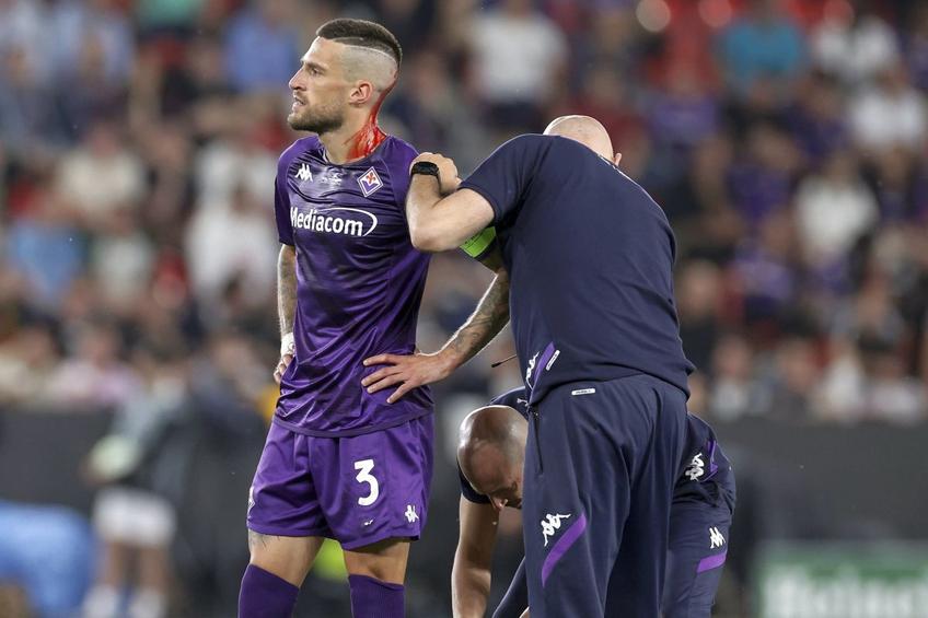 Cristiano Biraghi, atacat de fanii lui West Ham în timpul finalei Conference League. 
Foto: Imago