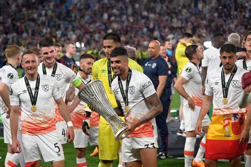Emerson Palmieri, cu trofeul în brațe. 
Foto: Imago