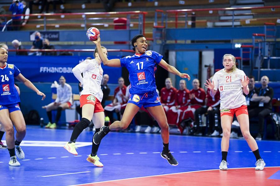 Siraba Dembele în tricoul Franței FOTO Imago images Franțuzoaica Siraba Dembele s-a retras la finalul sezonului, dar rămâne cu inima alături de echipa din București: „CSM are tot ce-i trebuie pentru a câștiga Liga Campionilor!