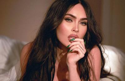 Megan Fox a uimit cu apariția ei » Cea mai sexy suporteră a lui Man United a pozat într-un costum de baie minuscul: „Doamne, arăți perfect!”