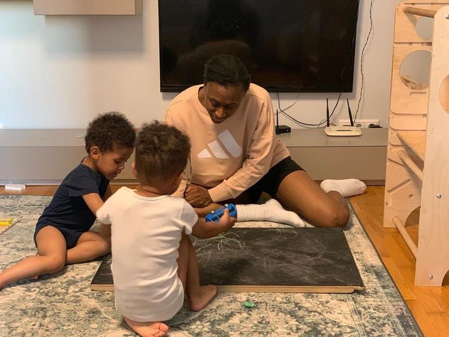 Siraba Dembele alături de cei doi copii ai săi Franțuzoaica Siraba Dembele s-a retras la finalul sezonului, dar rămâne cu inima alături de echipa din București: „CSM are tot ce-i trebuie pentru a câștiga Liga Campionilor!
