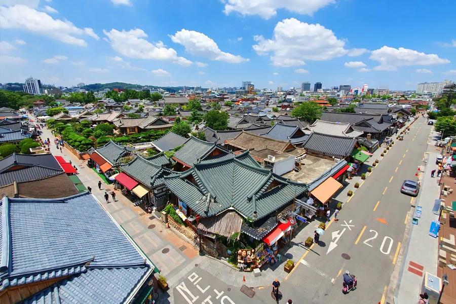 Jeonbuk are sediul în Jeonju, provincia Jeolla de Nord. Foto: hotels.com Se umple de bani! Am aflat salariul lui Dan Petrescu în Coreea de Sud