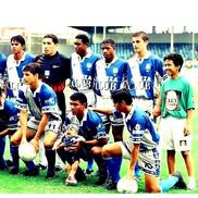 Burcă în Ecuador, primul de la dreapta la stânga pe rândul de sus