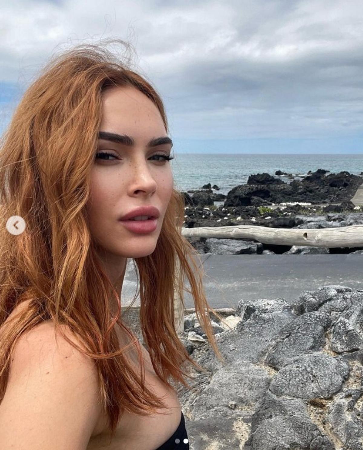 Megan Fox a uimit cu apariția ei » Cea mai sexy suporteră a lui Man United a pozat într-un costum de baie minuscul: „Doamne, arăți perfect!”