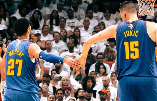 Jokic și Murray scriu istorie! Performanță incredibilă în victoria care îi readuce avantajul propriului teren lui Denver Nuggets în finala NBA
