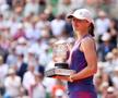 Iga Swiatek și trofeul de la Roland Garros FOTO Guliver/GettyImages
